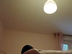 La picioarele Stăpânei Kantalis în poziție de gladiator