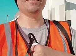 ¿Asiática sola caminando al aire libre durante el trabajo?