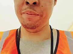 Asijská sólo procházka venku během práce?