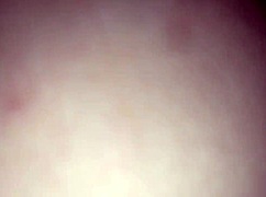 Dziewczyna tryska od intensywnej akcji