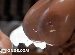 Хей, Анджела Уайт и приятелките ѝ Слоан Харпър, Софи Рейес, Ксандър Корвус се забавляват на див круиз с лодка