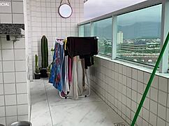 Pracovnice s krásnou prdelí svádí v krátké suknici.