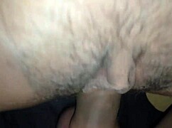 Dziewczyna tryska od intensywnej akcji