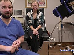 Ei, espia o primeiro exame ginecológico da Ava Siren com o Dr. Tampa! Tão selvagem! 😜