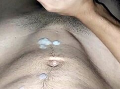 I can’t stop watching this novinho with a huge cock finishing solo, it’s my first time seeing something this wild!