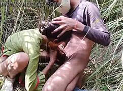 Tuntui villiltä viedä intialainen desi-tyttö metsään, puristella tissejä ja panna kovaa