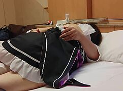 Utforskar intima cosplay-ögonblick med förförisk tjänarinna i kostym