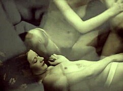 ثلاثي كلاسيكي مكشوف في اعترافات فانوس مظلم لسيد فيكتوري.