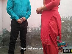 कभी सोचा कि ये हॉट भारतीय कॉलेज गर्ल को दरवाजे-दरवाजे ठोकना क्यों पसंद है?