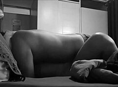 ¡El jefe de mi marido se cuela y me hace gemir fuerte!