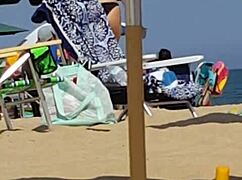 Pozri si toto autentické video malej 18+ 18+ dievčiny v bikinách na pláži