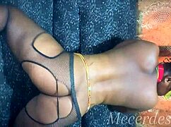 Γλυκιά μαύρη καλλονή στάζει πάνω σε μεγάλο μαύρο πούτσο.