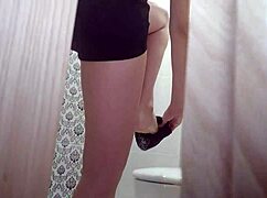 Przyłapałem 18+ dziewczynę w toalecie i wypełniłem jej dziurkę creampie