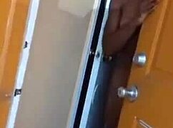 Медовая впускает бойфренда мамы в квартиру, пока мама работает