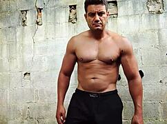 Yuri Gaúcho flexes Brazilian muscle with anaconda cock for huge cumload