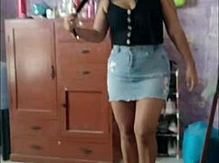 Sol, seksikäs neitsyt latina, rakastaa minihameita ja korkokenkiä usein