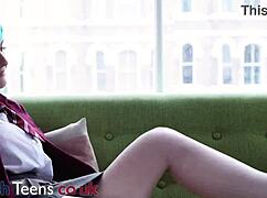 طالبة بريطانية حارة تلعب بثدييها الكبار وكسها