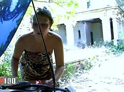 فتاة عربية بطيز كبيرة تتناك لإصلاح سيارتها المعطلة