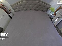 sissy não para de esguichar após apanhar pau interracial bruto