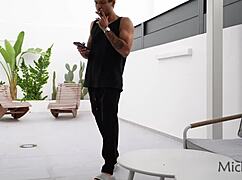 길거리에서 거대한 흑인 자지에 깜짝 놀라?