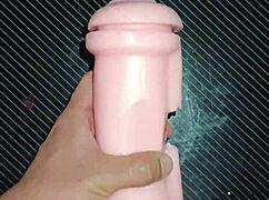 Kissy ger blowjob och blir fylld med sperma under en snabbfitt.