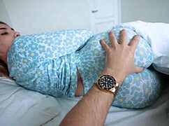 Ibu tiri jalang kejut aku dengan kejutan pagi paling panas!