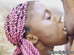 Hitro jebanje v kopalnici z dojko nagnjeno za hitri doggy