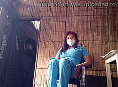 Hej, ravno sem končala bolnišnično izmeno, moram se podrgniti! Poželjiva medicinska sestra potrebuje olajšanje! 😈