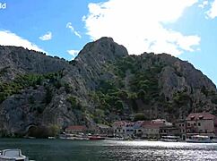 Tantalizing tourists Candee Licious and Shalina Devine toy their tight asses