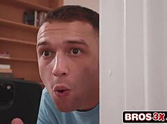 Fit atletická milf chytí nevlastního syna při masturbaci a jezdí na něm tvrdě v posteli