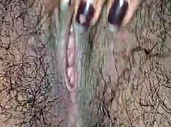 Hei, mau lihat memek desi berbulu ku dari dekat?