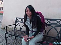 길 잃은 태국 여자가 공공 야외에서 낯선 남자에게 얼굴에 사정 받아