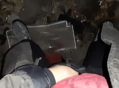 Dorfmädchen masturbiert in kalter Scheune auf Ranch.