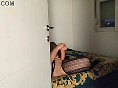 Åkte fast stönande med stor dildo