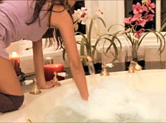 Brunetka šukaná BBC v bazénu