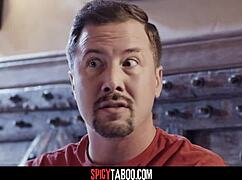 Latina bionda tradisce col ragazzo della sorellastra in figa rude