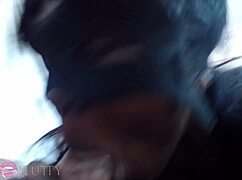 Vzrušená ebony děvka s velkým zadem a píčou ošukaná v domácí amatéřce