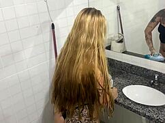 Caiu na net novinha se masturbando no banheiro da escola durante a festa de formatura - câmera escondida