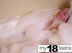 hey, babe fingering in the bath till orgasm 😍