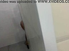 Caiu na net novinha se masturbando no banheiro da escola durante a festa de formatura - câmera escondida