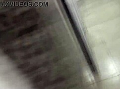 Caiu na net novinha se masturbando no banheiro da escola durante a festa de formatura - câmera escondida