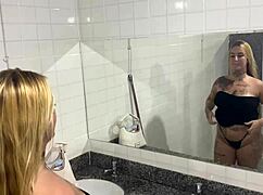 Caiu na net novinha se masturbando no banheiro da escola durante a festa de formatura - câmera escondida