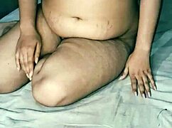 Уау! Деси индийска бабхи показва огромни горещи цици