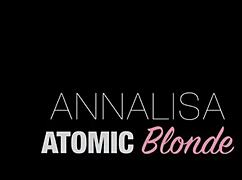 Rozpustna Żona Rozciąga Cipkę i Dupę