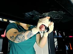 Yaramaz hemşire hastaya sağım masası ve oyuncaklarla işkence yapıyor