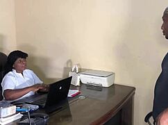 Как секси медицинска сестра прави кура ми да стане твърд отново