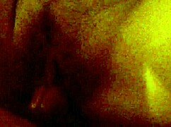 若いラティーナのマンコが自家製クリップでハードにドリルされる