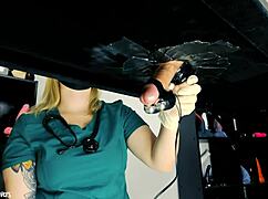 nešľachetná sestra používa dojnicu stôl a hračky na pacienta