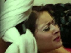 Lezbijske lepotice škarijo s prsti in oralom