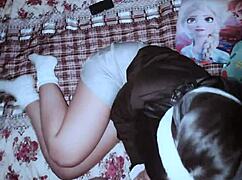 Fui no quarto da minha meia-irmã e mostrei meu pau, depois enchi a buceta dela de porra, vídeo caseiro